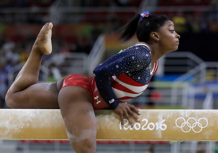 Simona Biles muscles