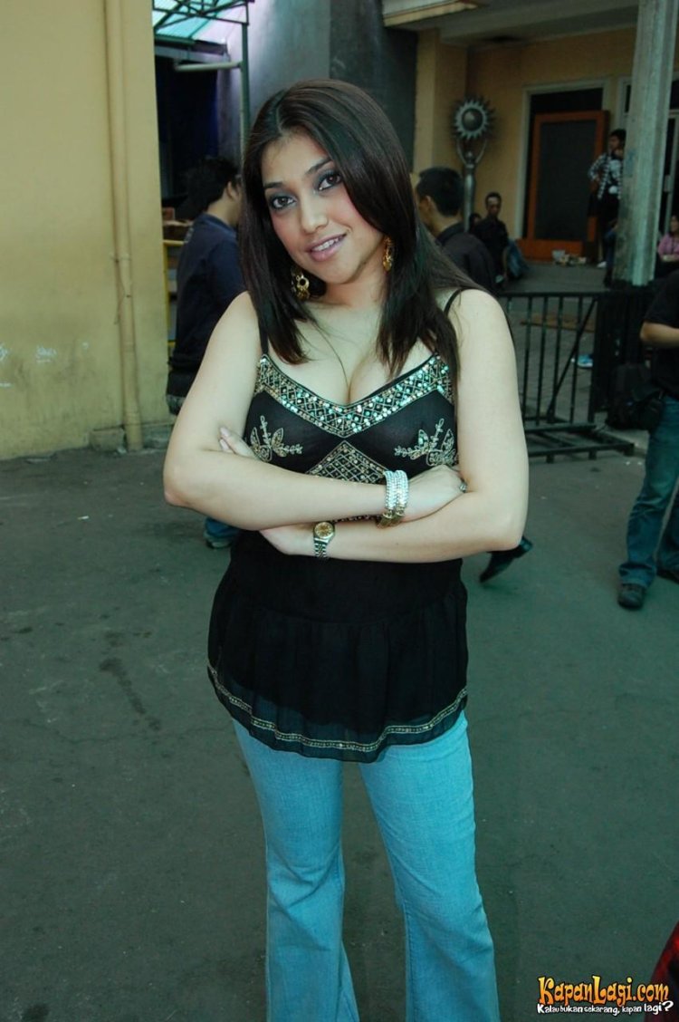 Foto Bugil Sarah Azhari no sensor