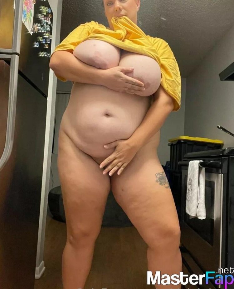 Ashleig Dunn as a pregnant narrow