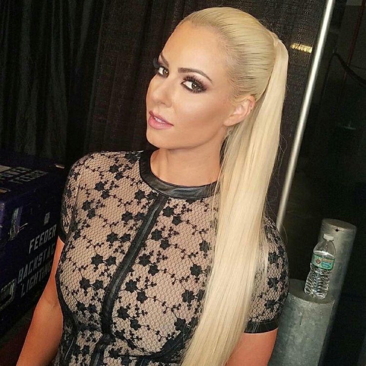 Maryse Mizanin in the car