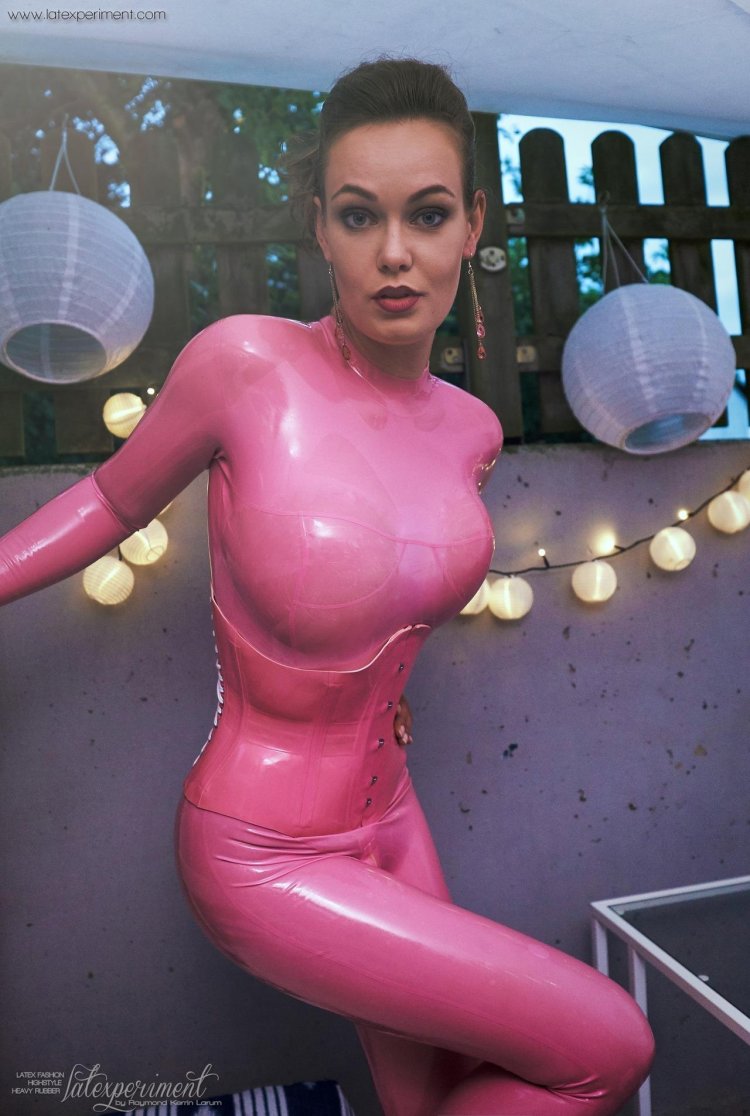 Latexperiment Hermione Jones