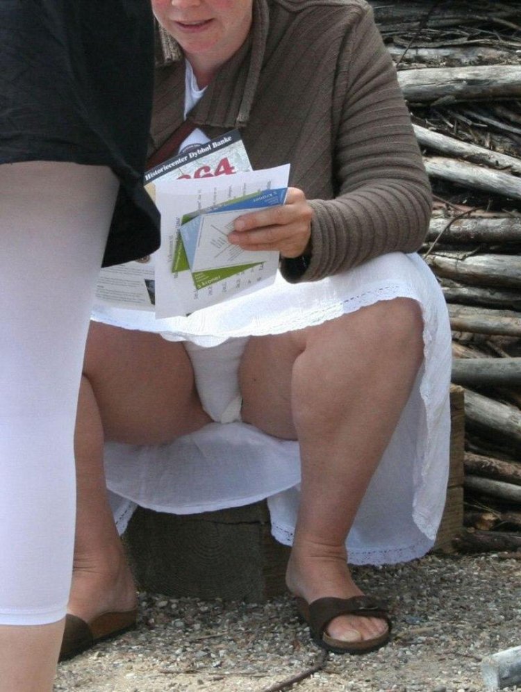 Peeping without panties