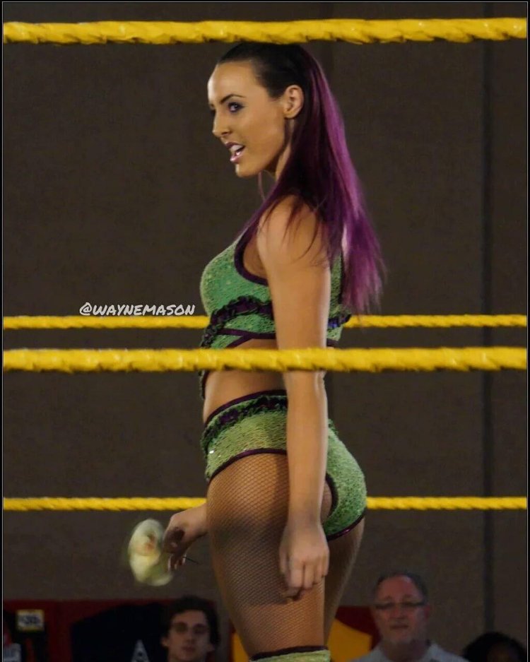 Peyton Royce Stretching