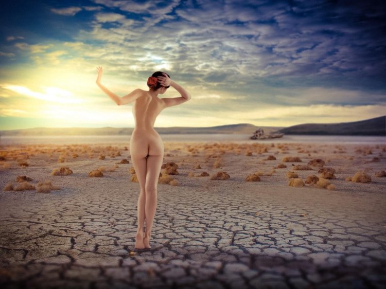 Naked women beautiful in the desert