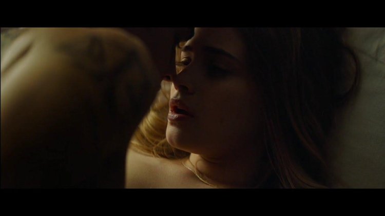 Josephin Langford Toples