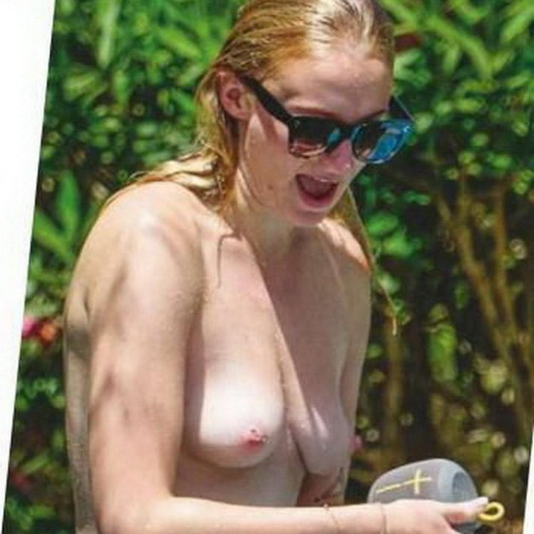 Actress Sophie Turner Naked