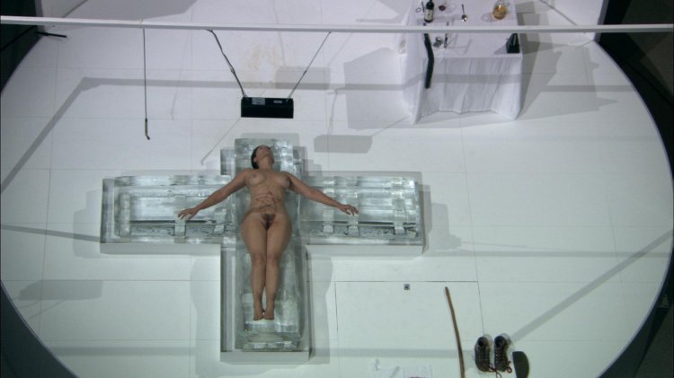 Naked beauty experiment