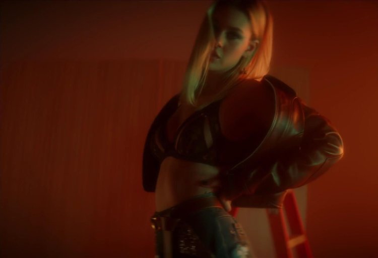 Nikola Peltz bed stage