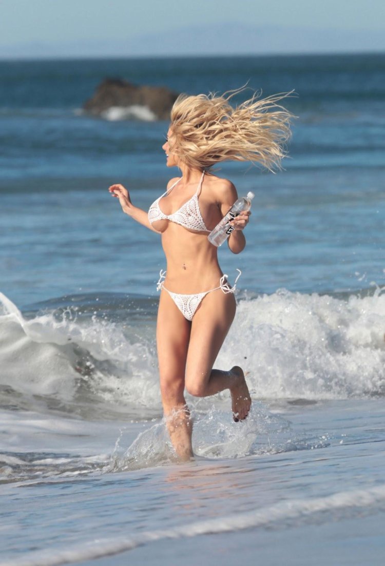 Dalia Elliott in bikini