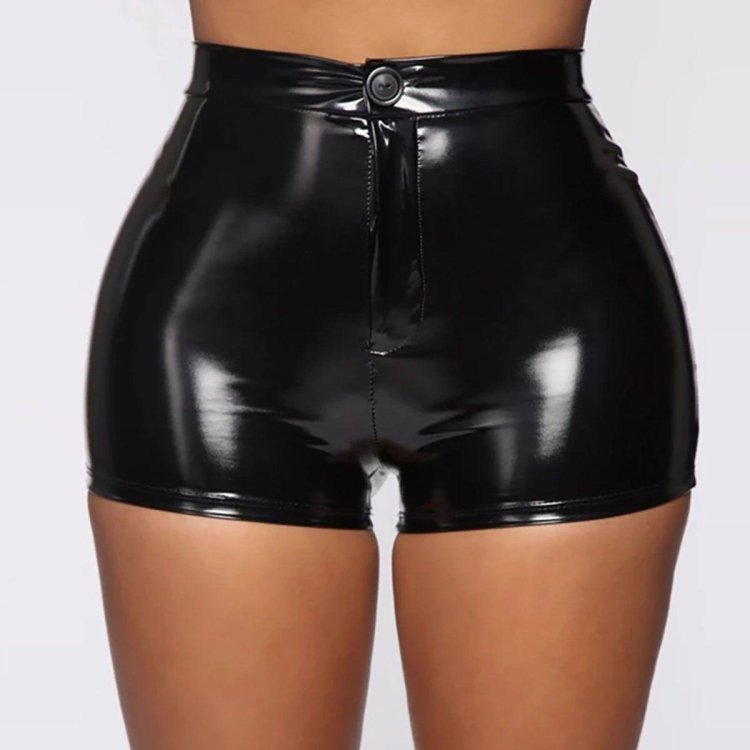 Leather shorts with an overestimated waist