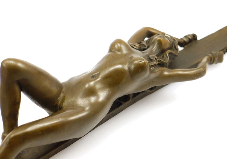 Live erotic sculpture