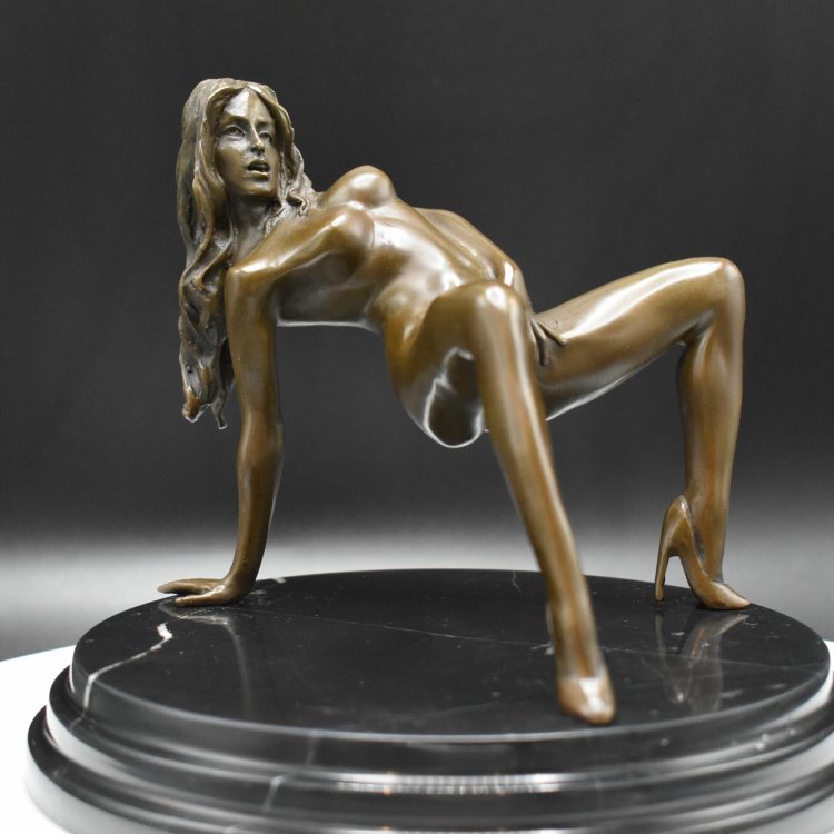 Realistic naked figures