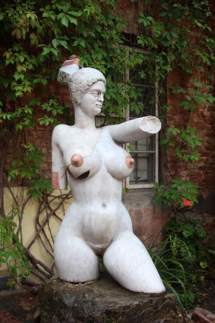 Sculptures of naked women