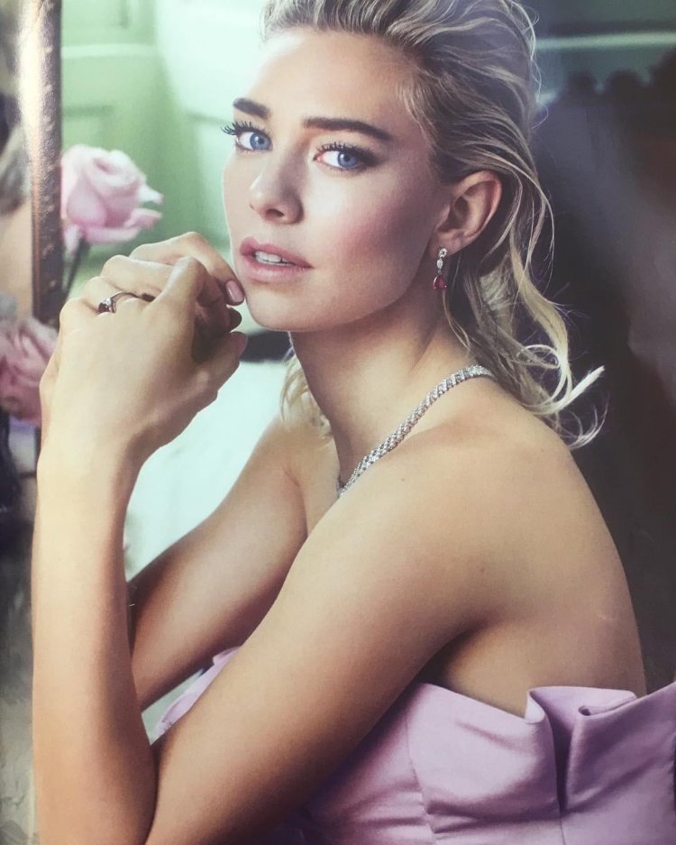 Vanessa Kirby Hot