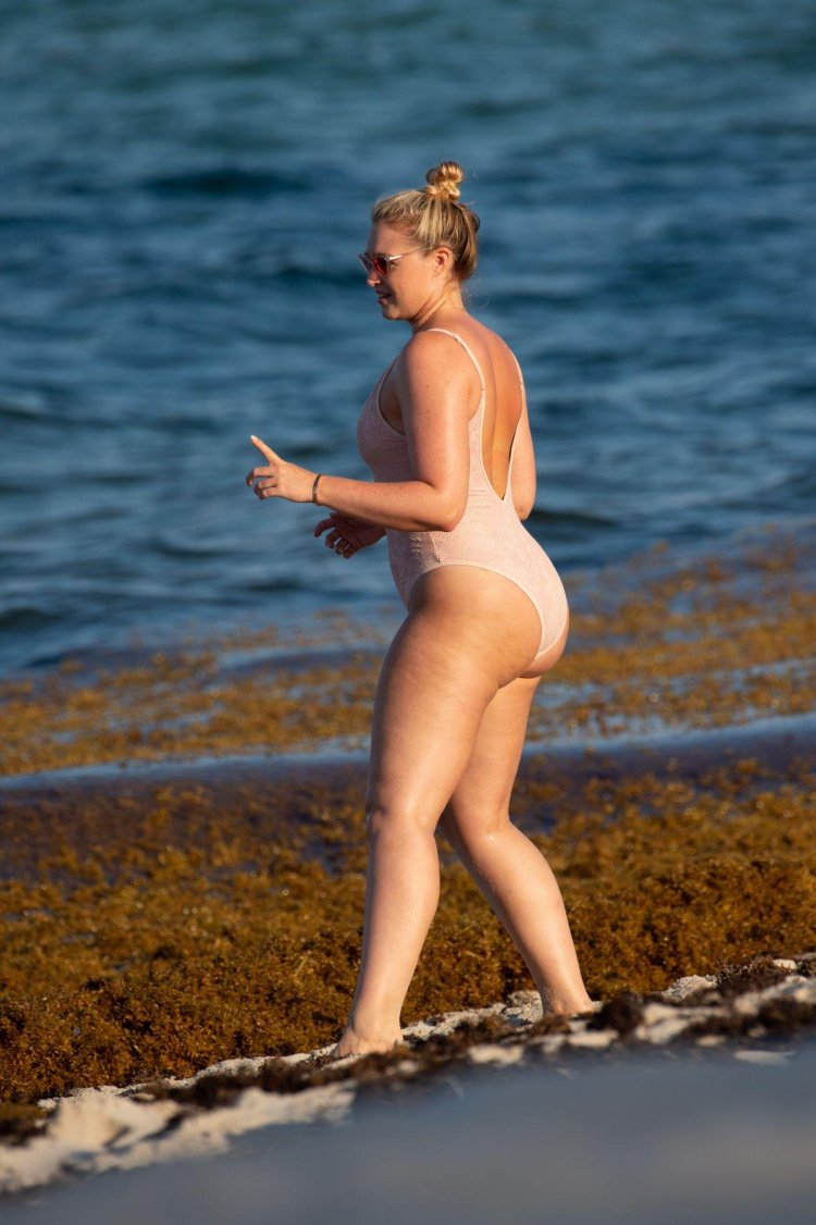 Iskra Lawren in Bikini