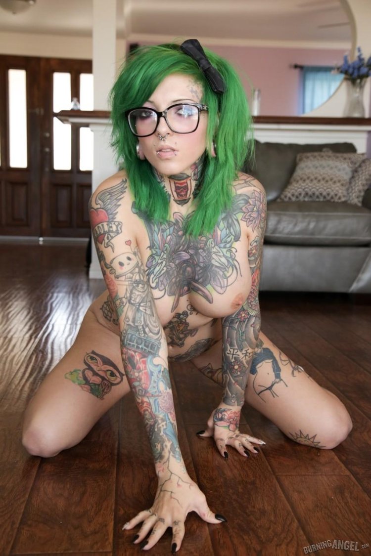 Sydnee Vicious in Ero costumes