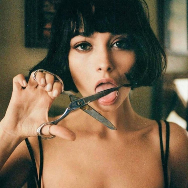 Taylor Lashae with a statue