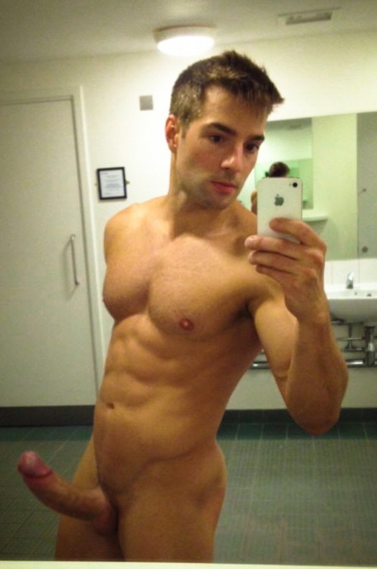 Naked guy in front of the mirror