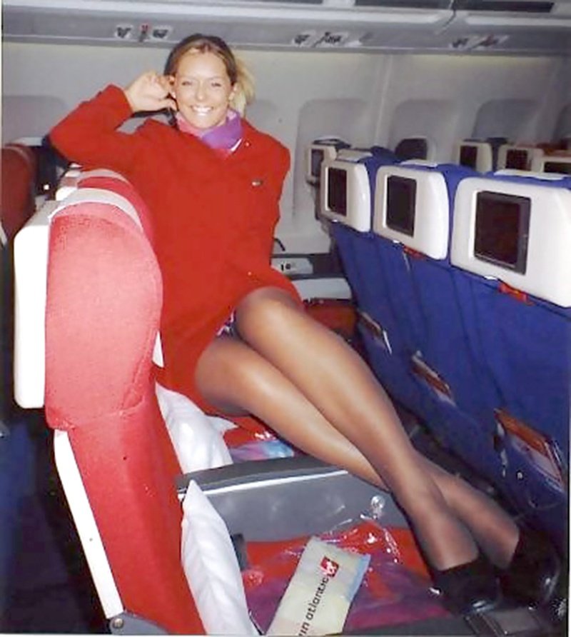 Sexy pilot fickt zwei blonde Stewardessen im Bad