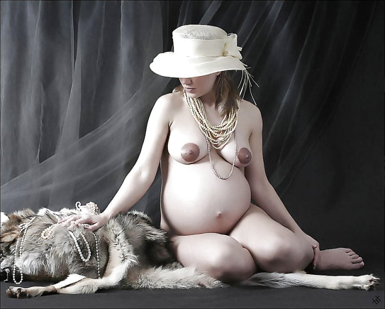 Kelly Hart naked pregnant