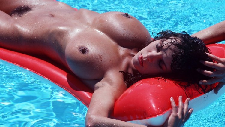 Beautiful boobs in the pool