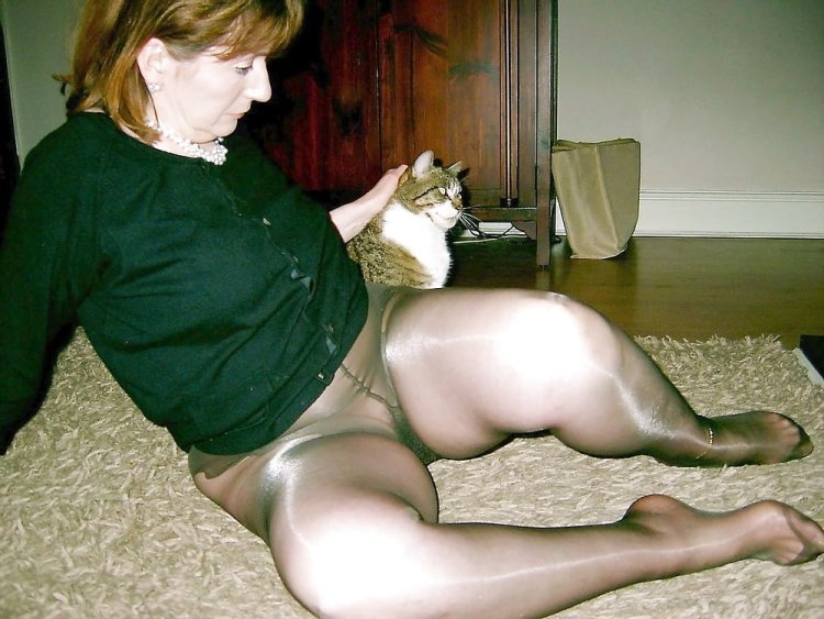 Mature mothers in tights