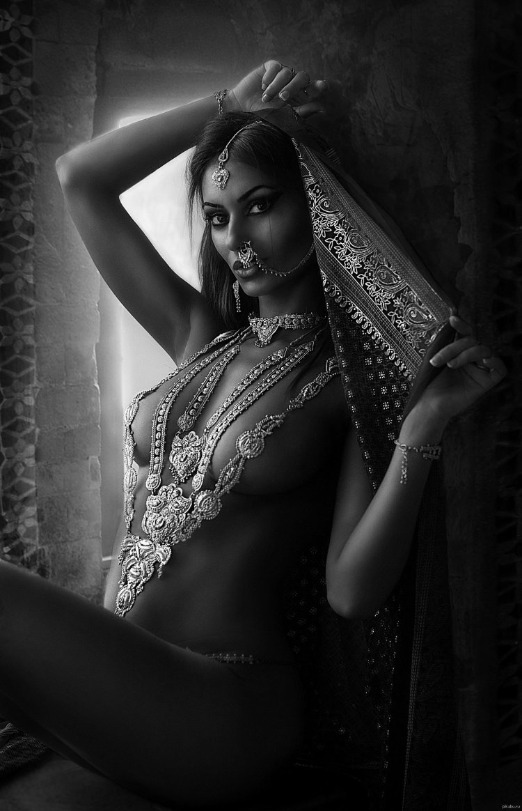 Sanny Leone in Sari Siski