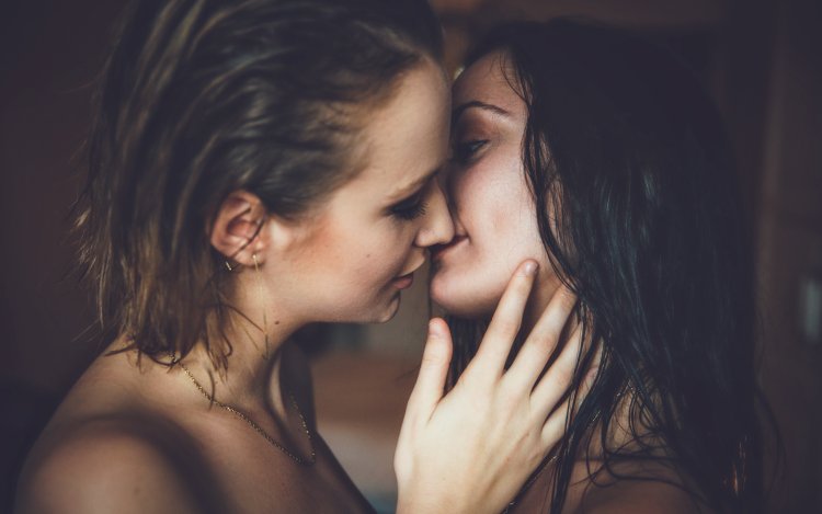 Morets Chloe Lesbian Kiss