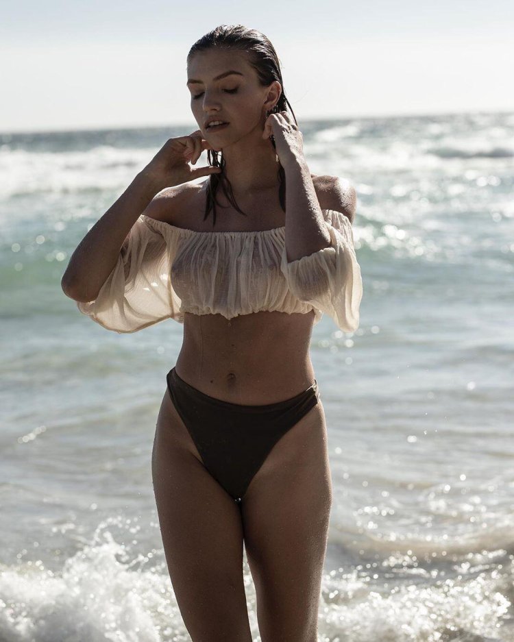 Downblouse hairdresser