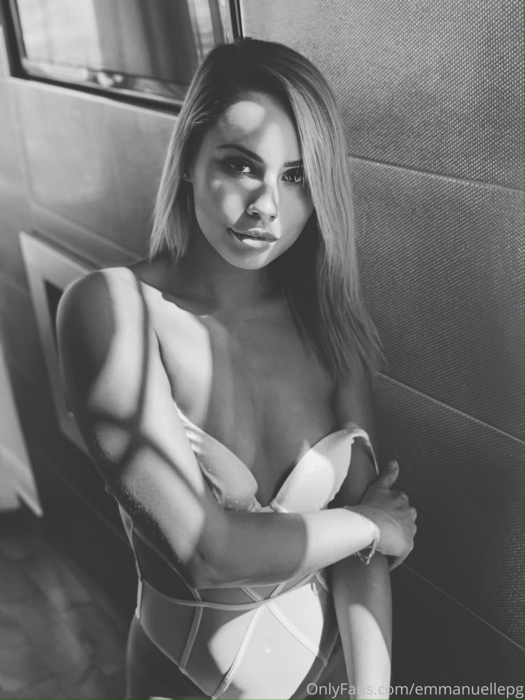 Alexis Ren Figure 2020