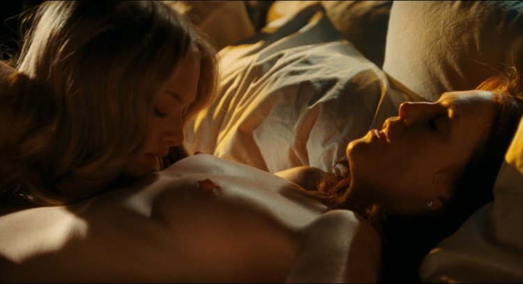 Julianna Moore naked scenes