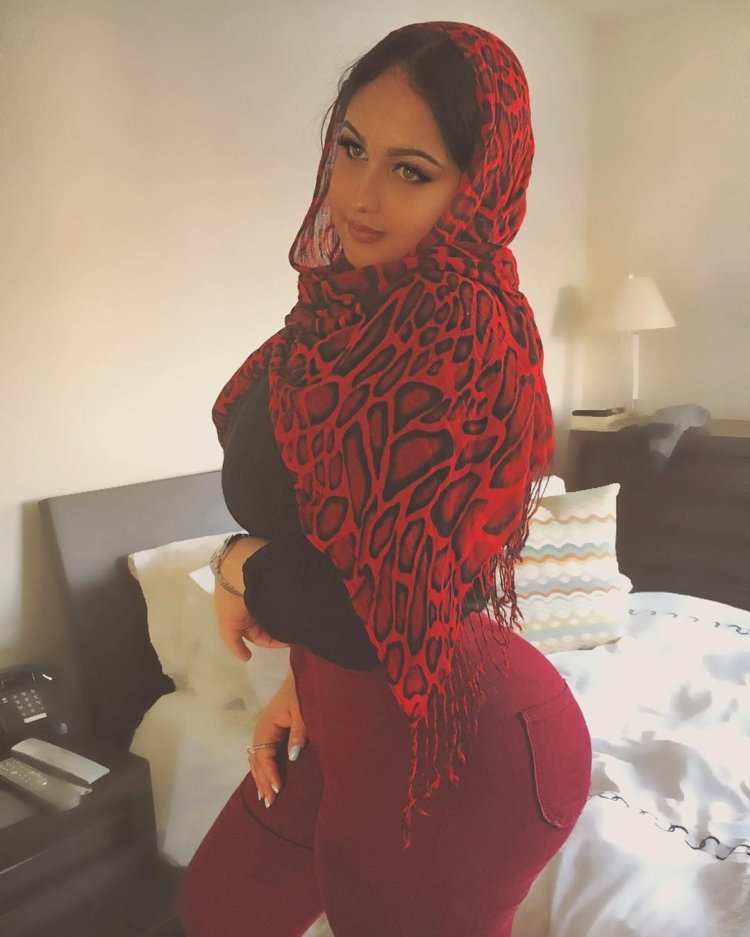 Sandra Arabian in hijab