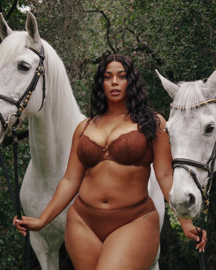 Tabria Majors model Plus-Size-2019. 5022100/