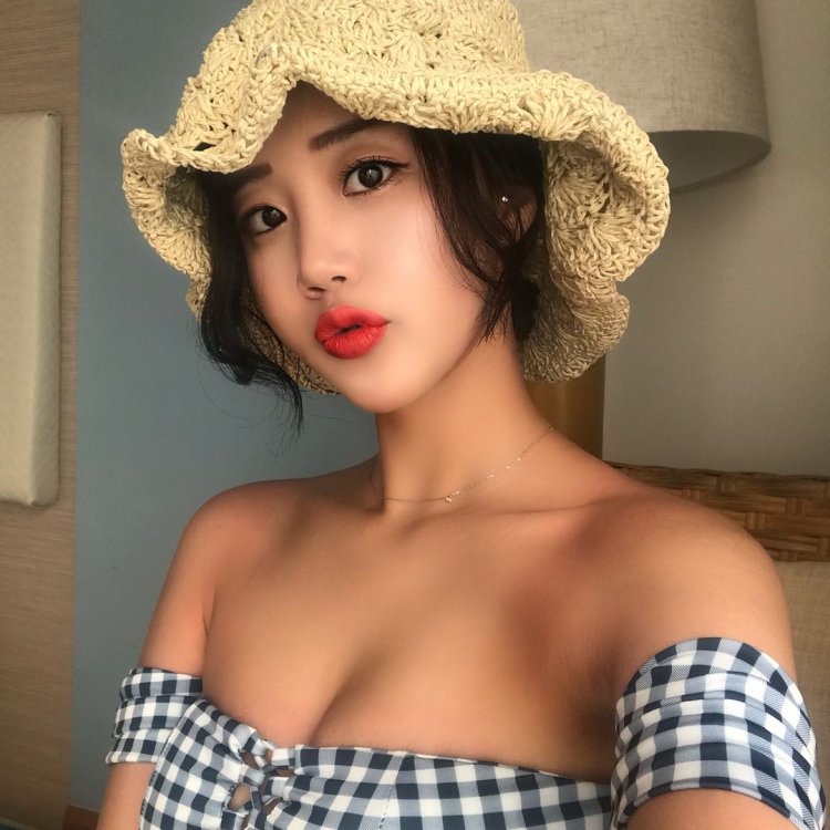 Big boobs in a restaurant