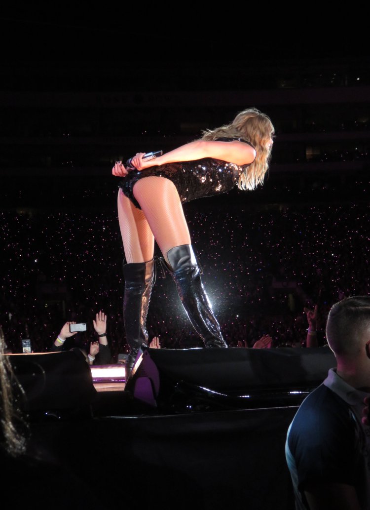 Taylor Swift squeeze