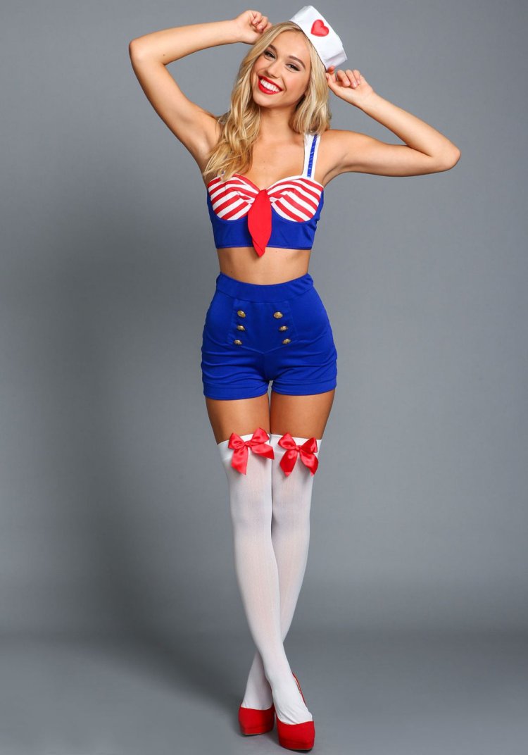 Alexis Ren Halloween