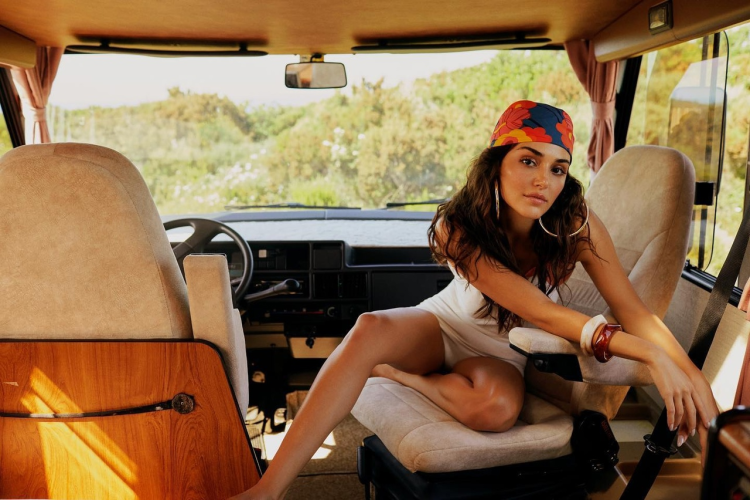 Hande Erchel in tights