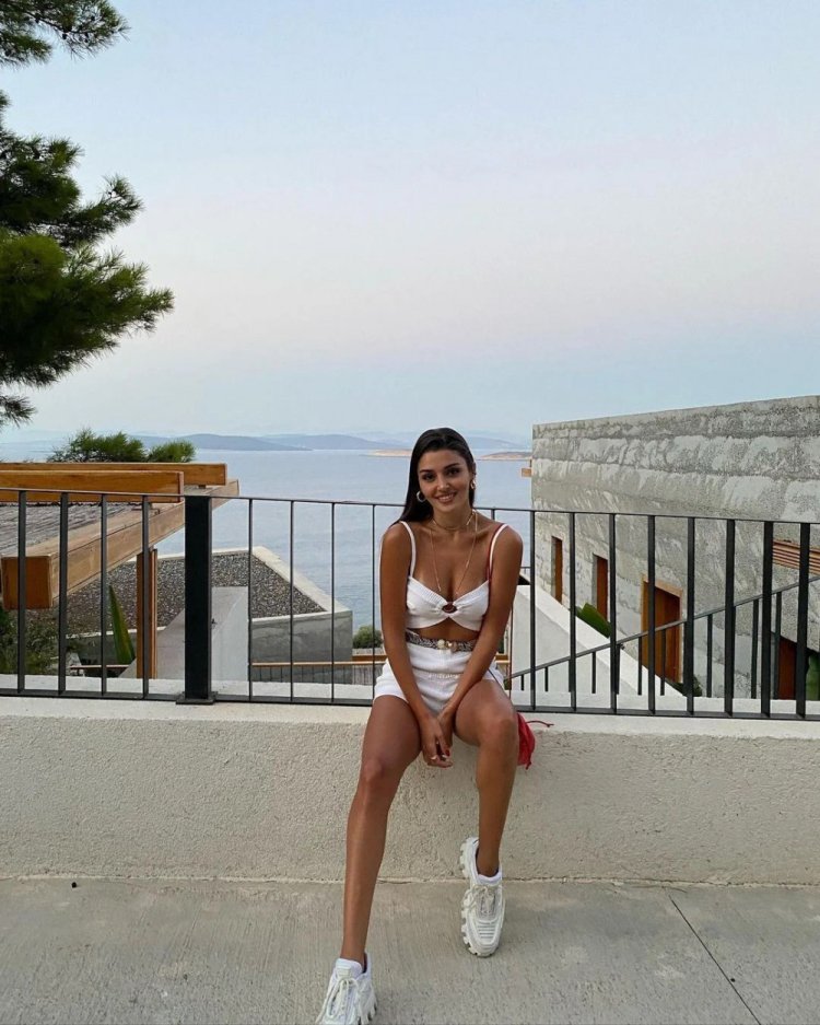 Hande Erchel without clothes