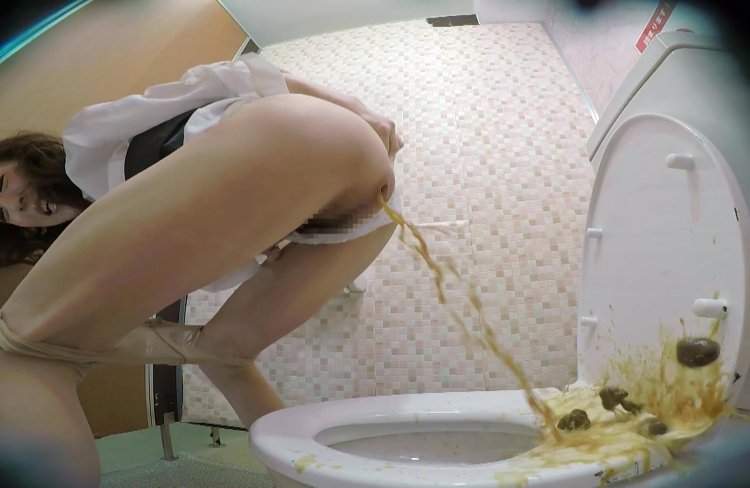 Girl gets diarrhea in the toilet