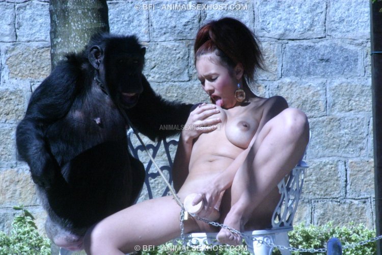 Demetions of a woman with primates