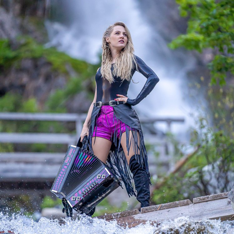 Melissa Nasenweng biography