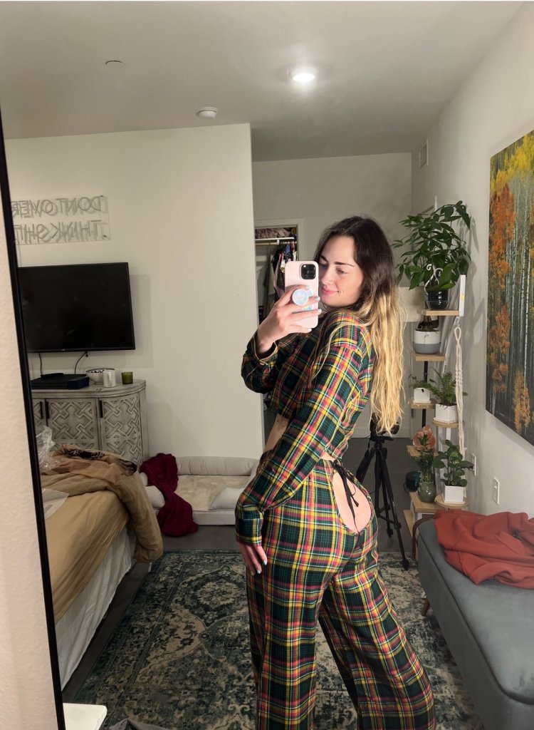 Lily alcott (@yunglamacita)