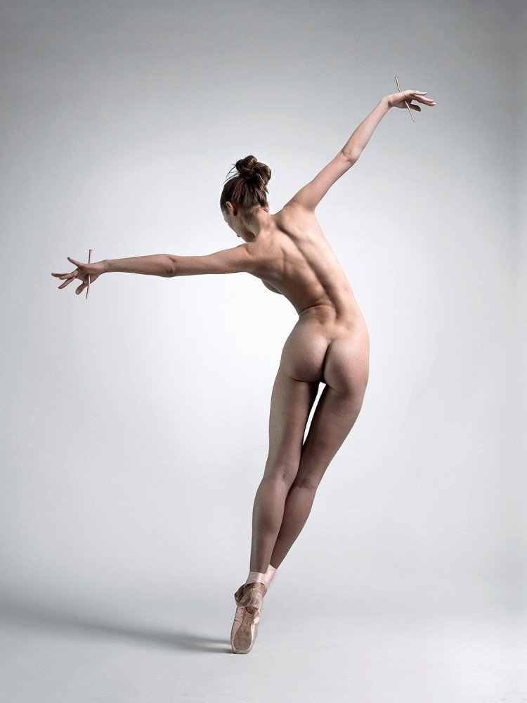 Alicia Saramone is naked