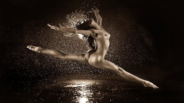 Alicia Saramone is naked