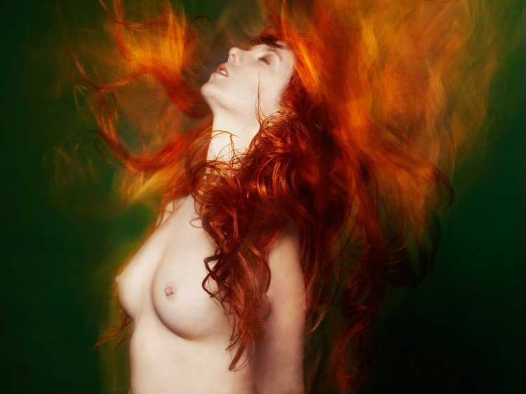 Red -haired girls in the style of nude