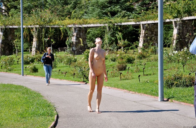 GWEN POLANSKA Naked in public