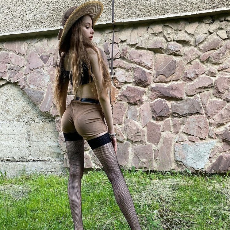 Vi.ktoria33 model age