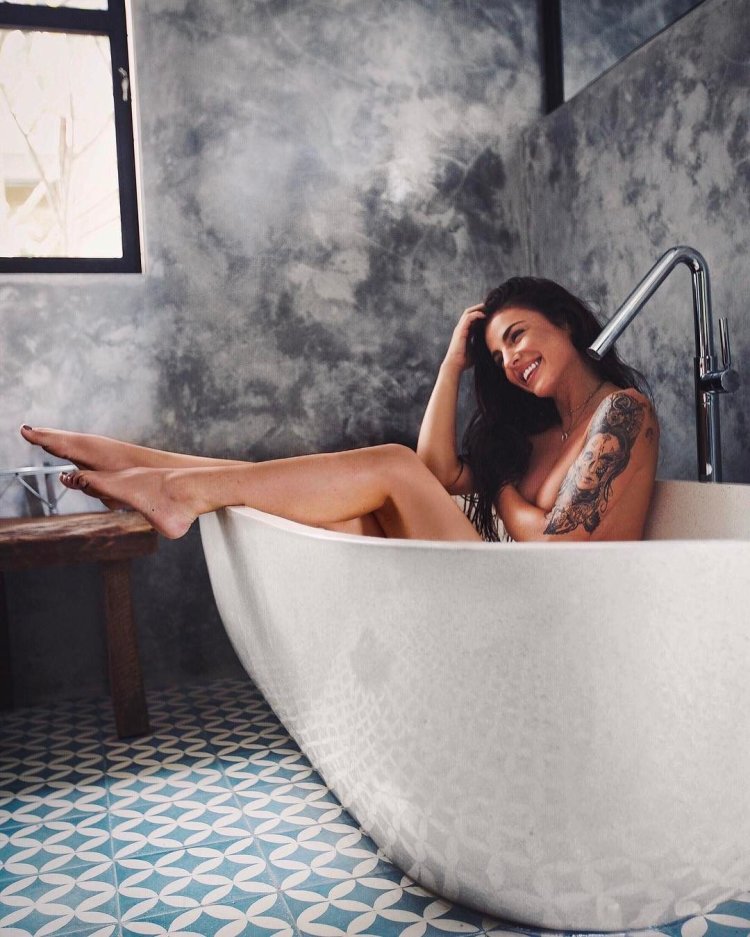 Pictures of hot girls in the bath