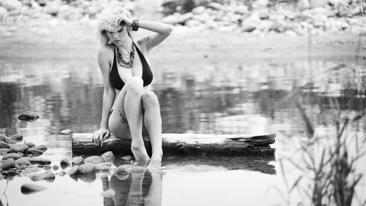 Naked in beads at sea of viba