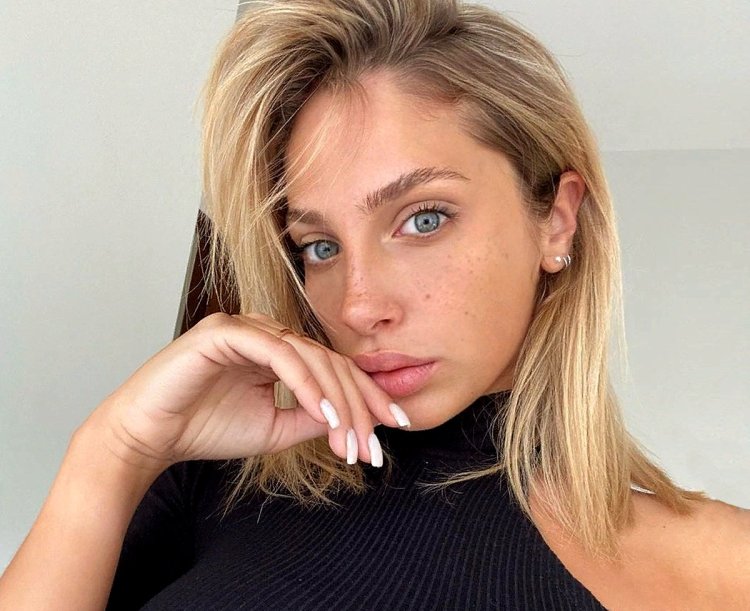 Model Antonella is mocking